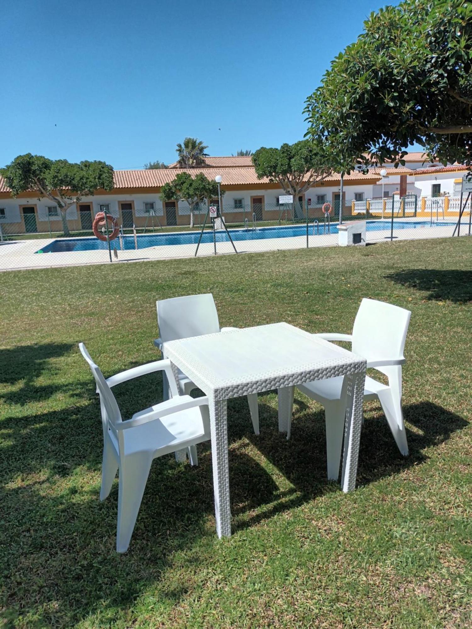 Hostal Los Mellizos Conil De La Frontera Eksteriør bilde Outdoor furniture